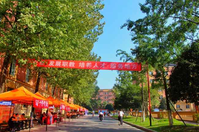 成都棠湖科技技术学校校园环境图片分享_成都棠湖科技技术学校在哪里